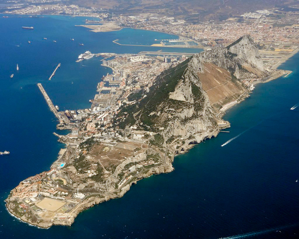 Vista aérea del Peñón de Gibraltar, enclave estratégico que controla el estrecho entre el Mediterráneo y el Atlántico, símbolo del control geopolítico británico sobre España
