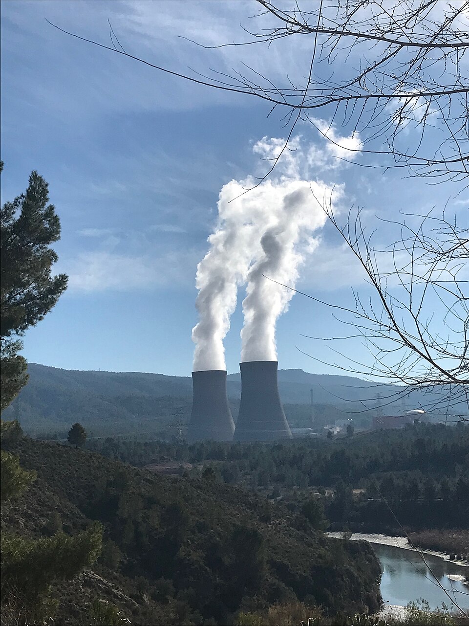 Torre de refrigeración de la central nuclear de Cofrentes, símbolo del programa nuclear español truncado y la dependencia energética