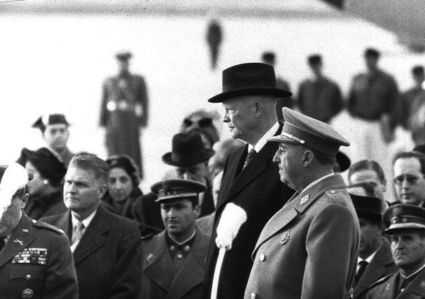 Franco y Eisenhower en la base estadounidense de Torrejón de Ardoz en 1959, símbolo de los Pactos de Madrid de 1953