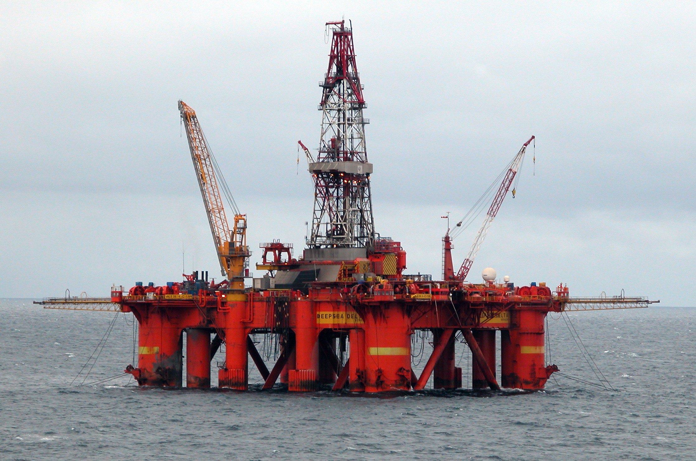 Plataforma petrolífera en el Mar del Norte, representando el corazón del sistema energético global